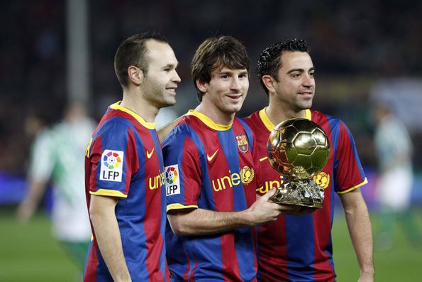 Iniesta, Messi e Xavi a celebrarem a Bola de Ouro do argentino