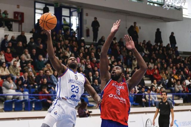 FC Porto bate Oliveirense e não larga Benfica