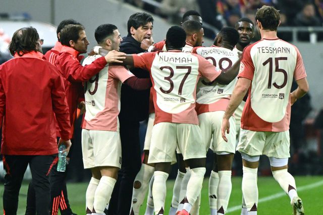 Jogadores do Lyon a celebrarem o primeiro golo na Roménia com Paulo Fonseca