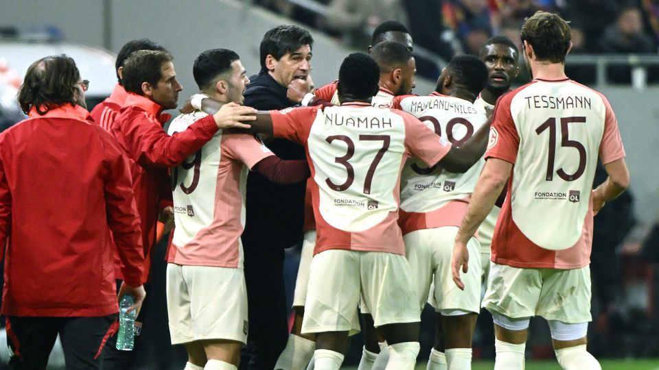 Jogadores do Lyon a celebrarem o primeiro golo na Roménia com Paulo Fonseca