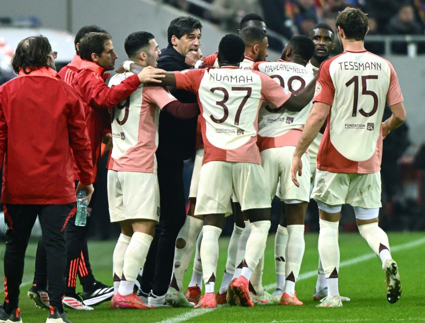 Jogadores do Lyon a celebrarem o primeiro golo na Roménia com Paulo Fonseca