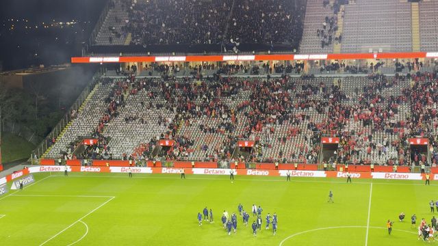 Adeptos do FC Porto assobiam equipa no final do jogo