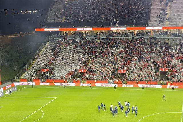 Adeptos do FC Porto assobiam equipa no final do jogo