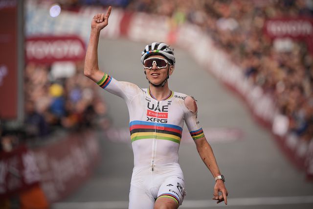 Pogacar cai mas arrasa na Strade Bianche: «Adrenalina passou e agora é só dor»