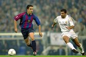 Xavi Hernández, então no Barcelona, e Luís Figo, no Real Madrid, numa disputa de bola