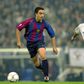 Xavi Hernández, então no Barcelona, e Luís Figo, no Real Madrid, numa disputa de bola