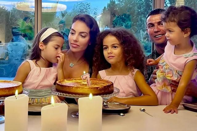 Cristiano Ronaldo com Georgina Rodríguez e as filhas
