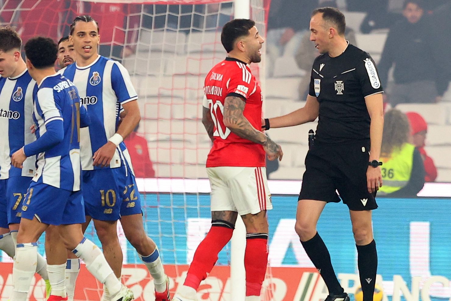 Otamendi protesta com João Pinheiro no clássico — Foto: Catarina Morais/Kapta+