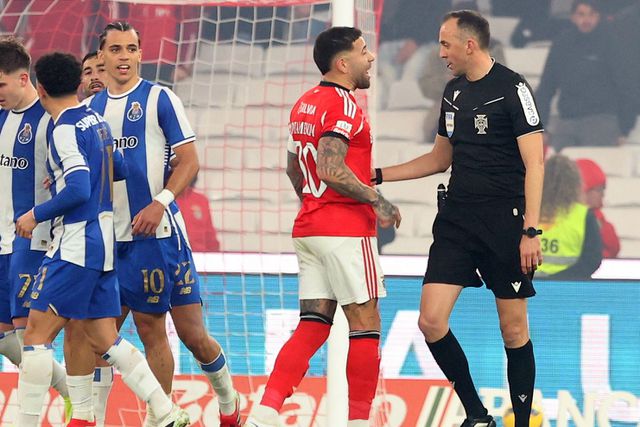 Otamendi protesta com João Pinheiro no clássico — Foto: Catarina Morais/Kapta+