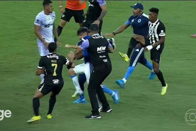 O episódio mais recente da lista. Em 2026, Cruzeiro e Atlético Mineiro protagonizaram uma das maiores cenas de pancadaria da história do futebol brasileiro, com socos e pontapés até mais não, que obrigou a polícia a intervir - Foto: Transmissão