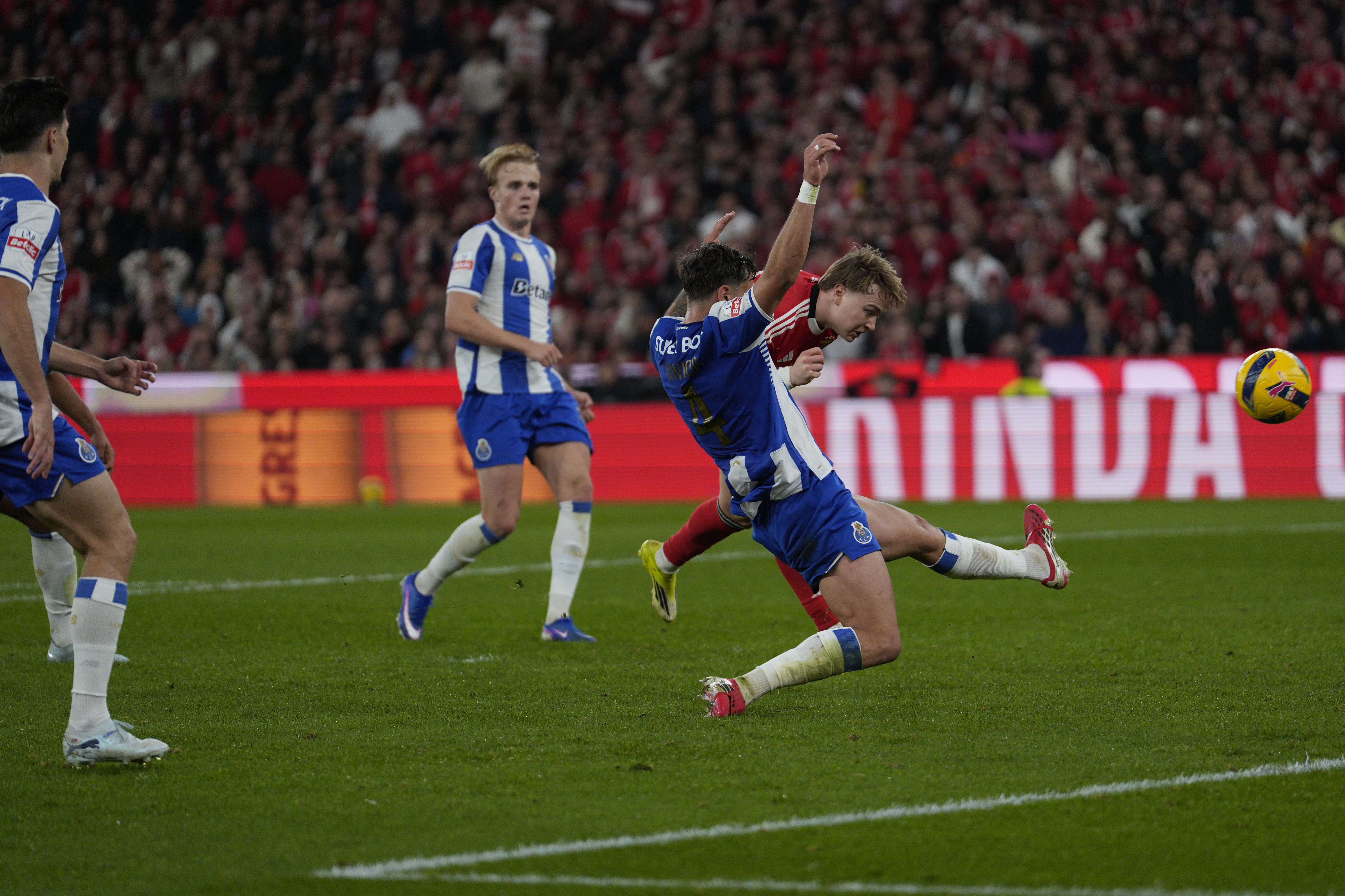 Schjelderup foi o jogador mais esclarecido do Benfica no clássico e assinou ainda o golo que recolocou a equipa na discussão do resultado - Foto: Bruno de Carvalho/KAPTA+