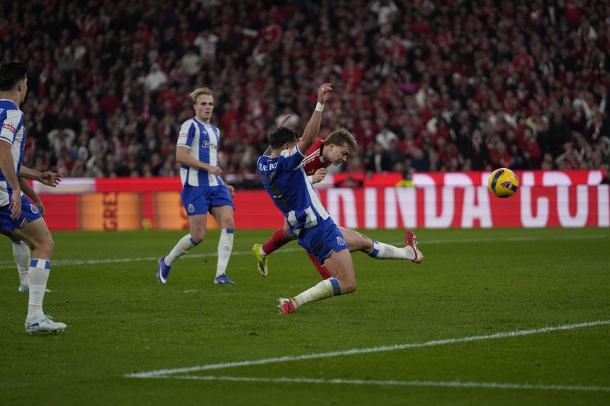 Schjelderup foi o jogador mais esclarecido do Benfica no clássico e assinou ainda o golo que recolocou a equipa na discussão do resultado - Foto: Bruno de Carvalho/KAPTA+