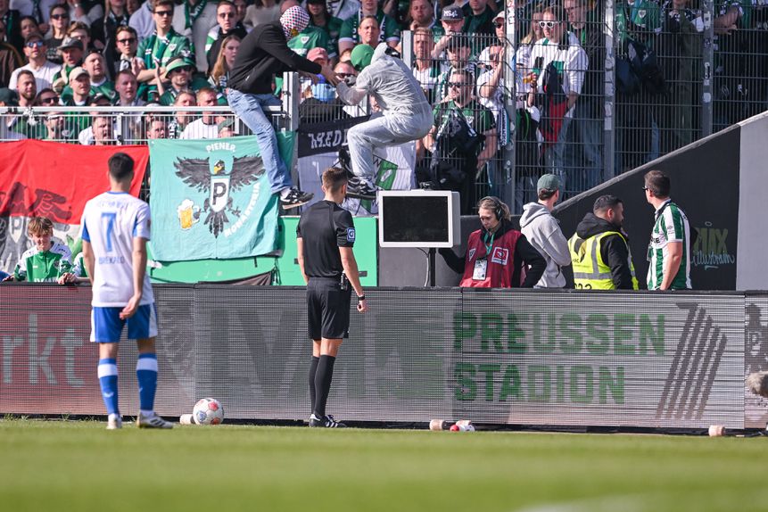 Adepto mascarado a regressar à bancada e o sistema de VAR... desligado