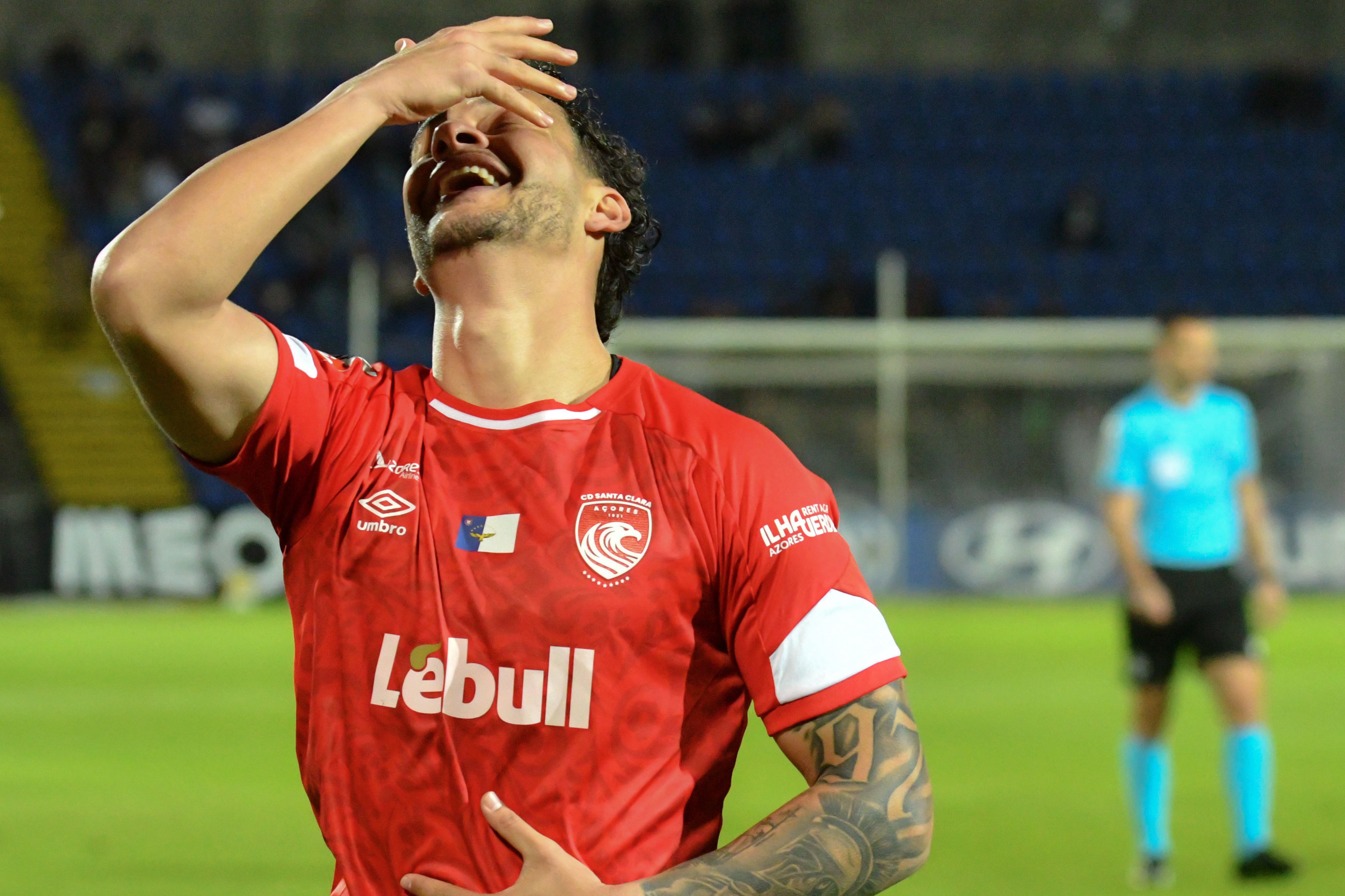 Sidney Lima festeja o primeiro golo do Santa Clara. -Foto: EDUARDO COSTA/LUSA