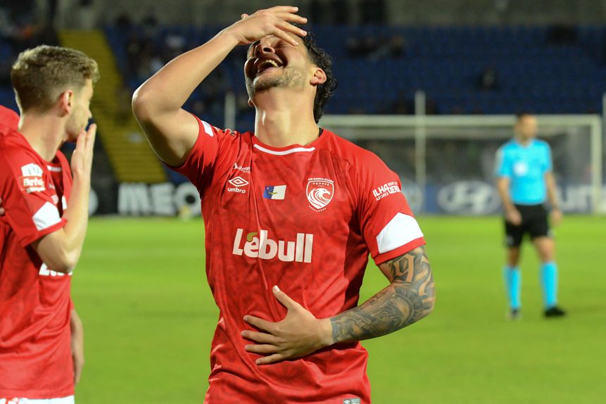 Sidney Lima festeja o primeiro golo do Santa Clara. -Foto: EDUARDO COSTA/LUSA