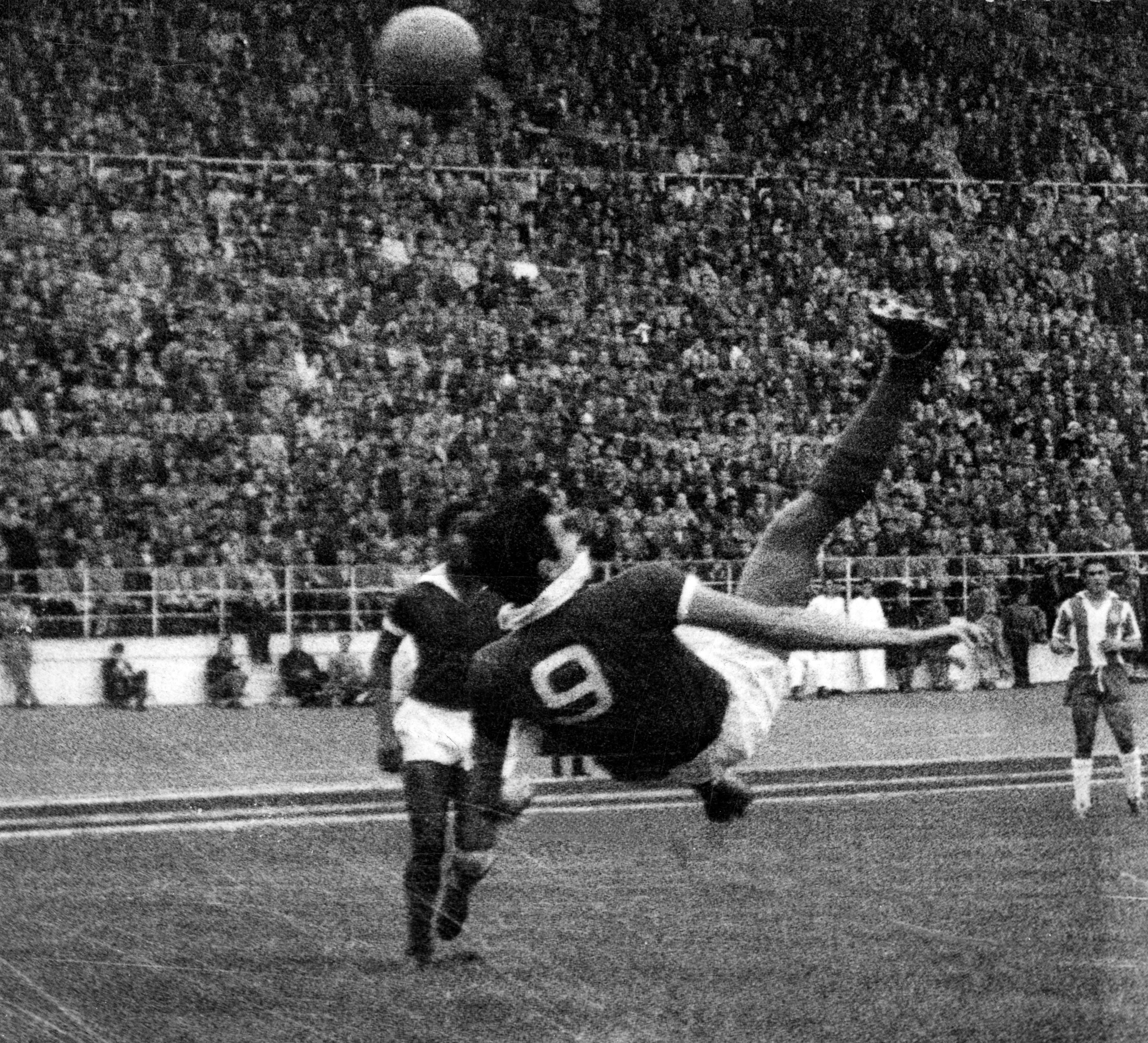 José Águas (Benfica) - 17 golos - Foto: A BOLA