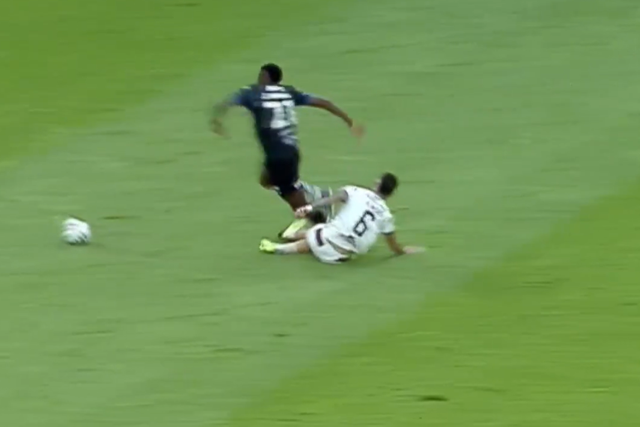 Momento em que Brian Negro atinge Jean Arroyo