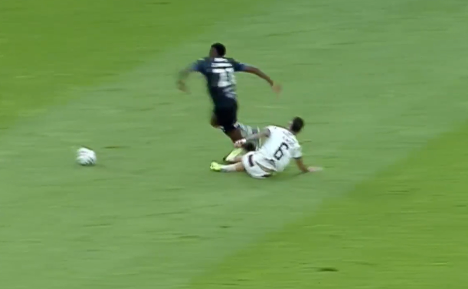 Momento em que Brian Negro atinge Jean Arroyo