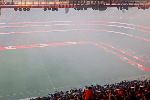 Pirotecnia interrompeu Benfica-FC Porto durante três minutos