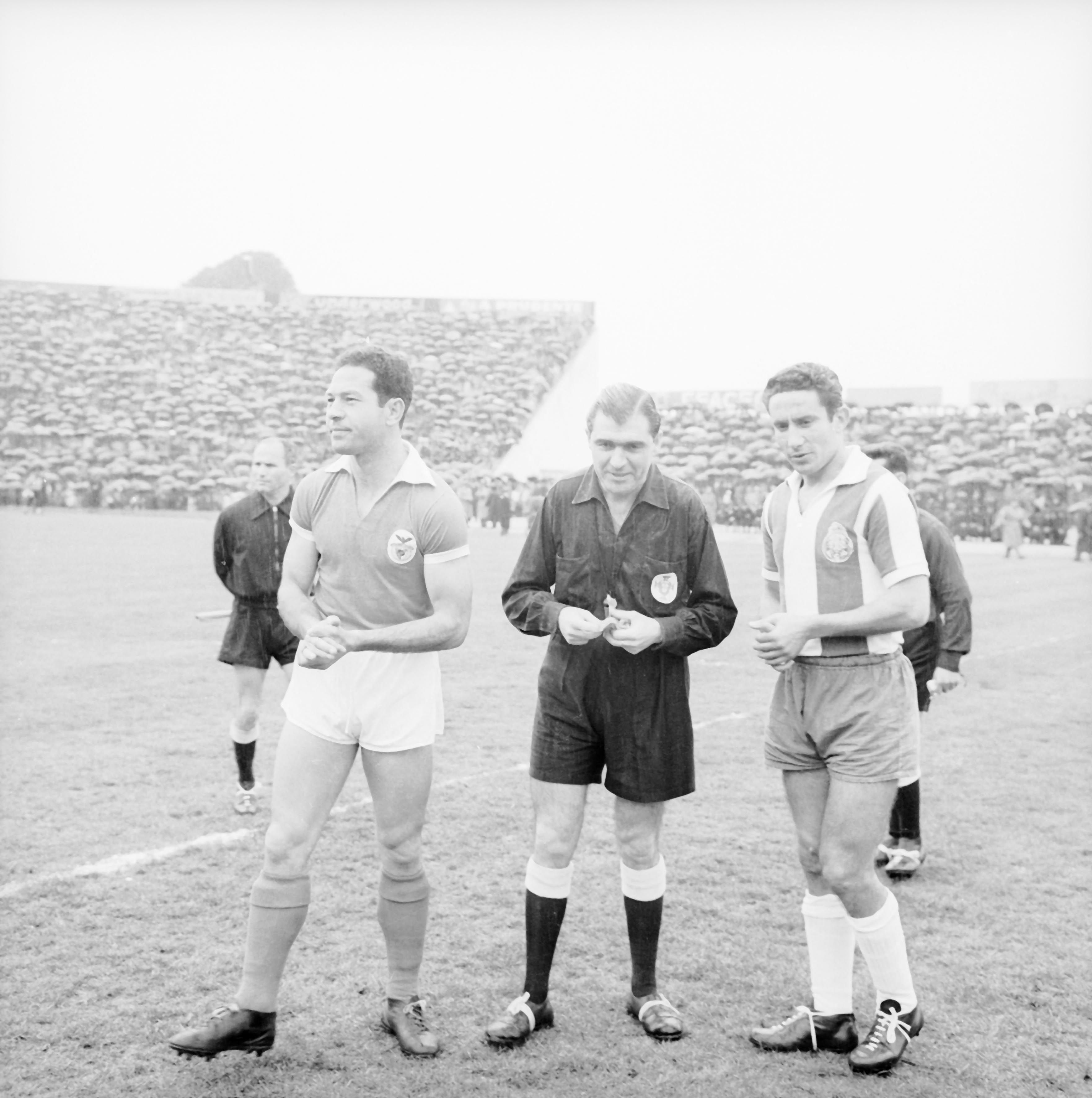 Monteiro da Costa (FC Porto), à direita - 10 golos em clássicos com o Benfica no campeonato- Foto: A BOLA