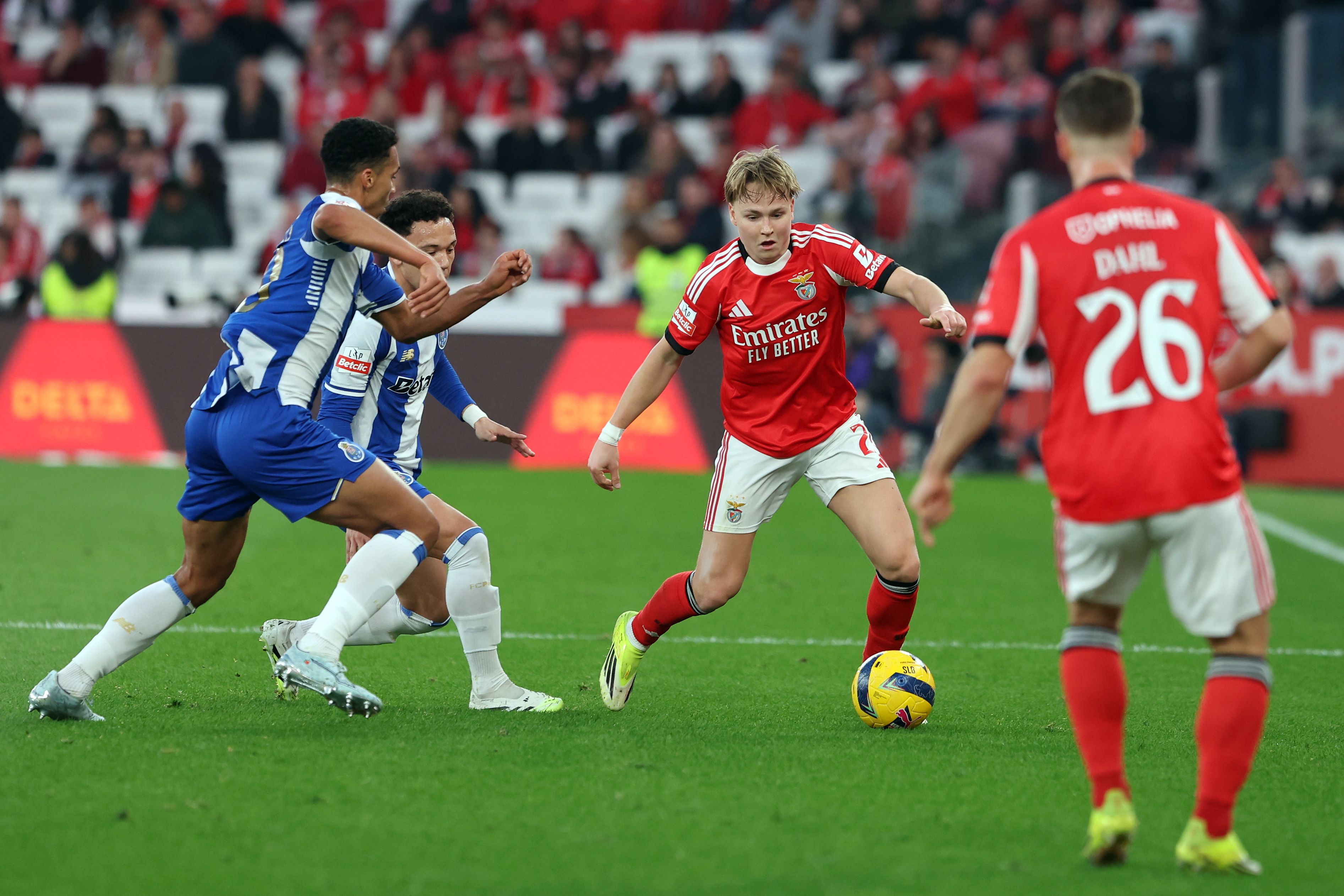 Schjelderup com o esférico controlado - Foto: Catarina Morais/Kapta +
