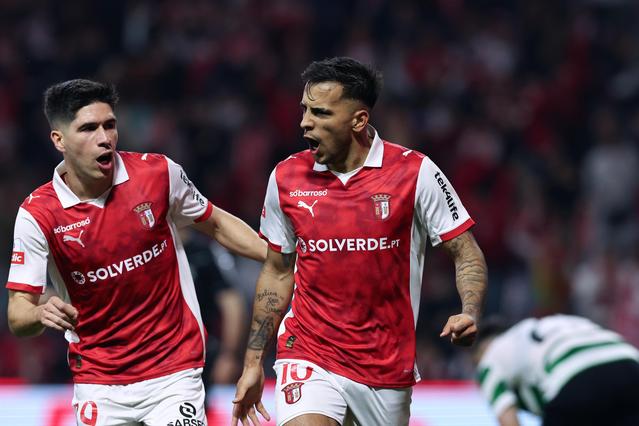 Fran Navarro foi lesto a felicitar Zalazar pelo tento apontado ao Sporting e que valeu um ponto - Foto: Estela Silva/LUSA