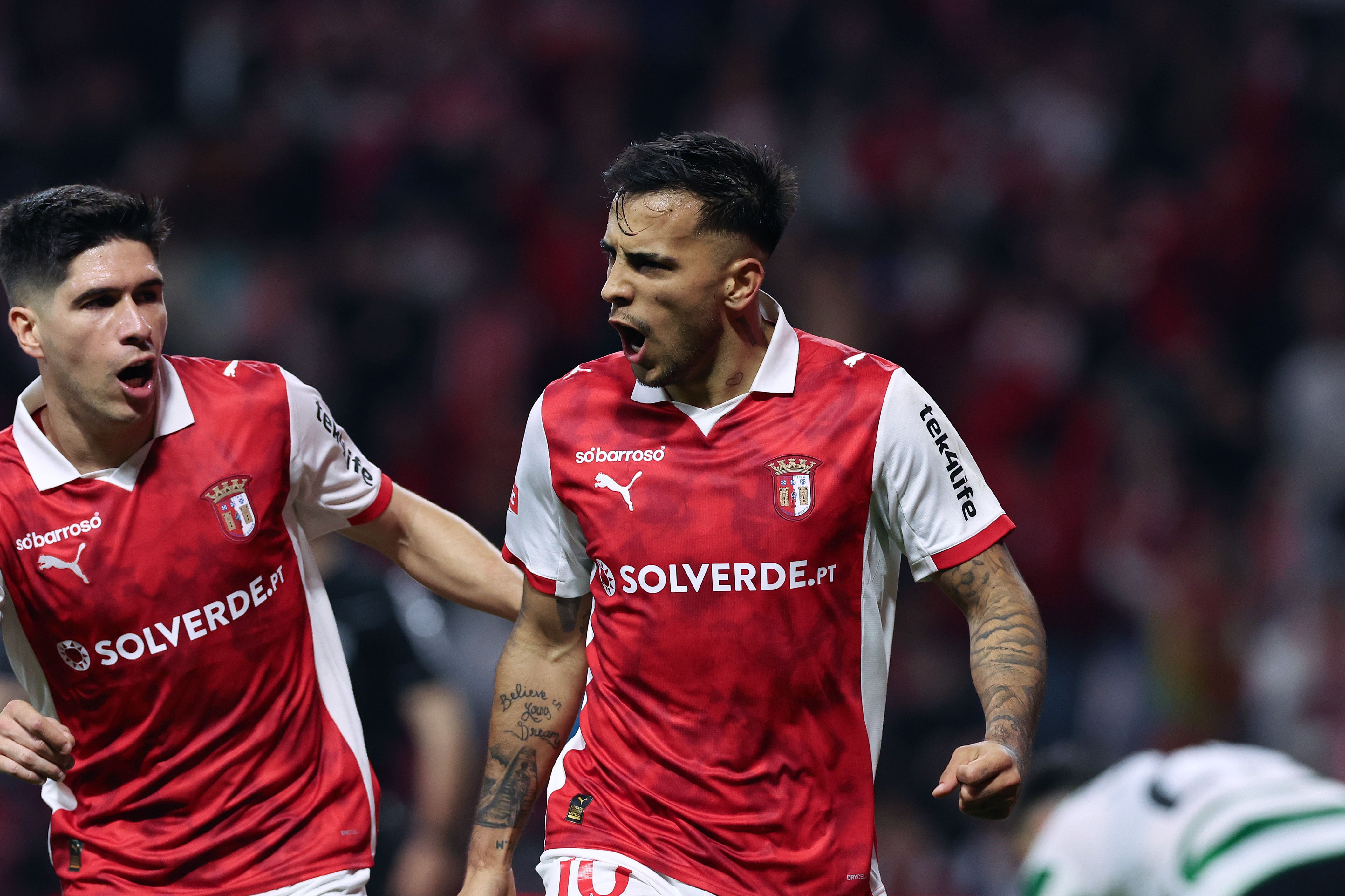 Fran Navarro foi lesto a felicitar Zalazar pelo tento apontado ao Sporting e que valeu um ponto - Foto: Estela Silva/LUSA