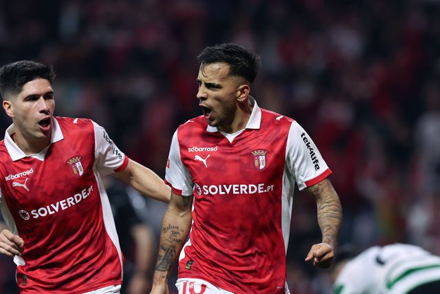 Fran Navarro foi lesto a felicitar Zalazar pelo tento apontado ao Sporting e que valeu um ponto - Foto: Estela Silva/LUSA