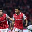 Fran Navarro foi lesto a felicitar Zalazar pelo tento apontado ao Sporting e que valeu um ponto - Foto: Estela Silva/LUSA
