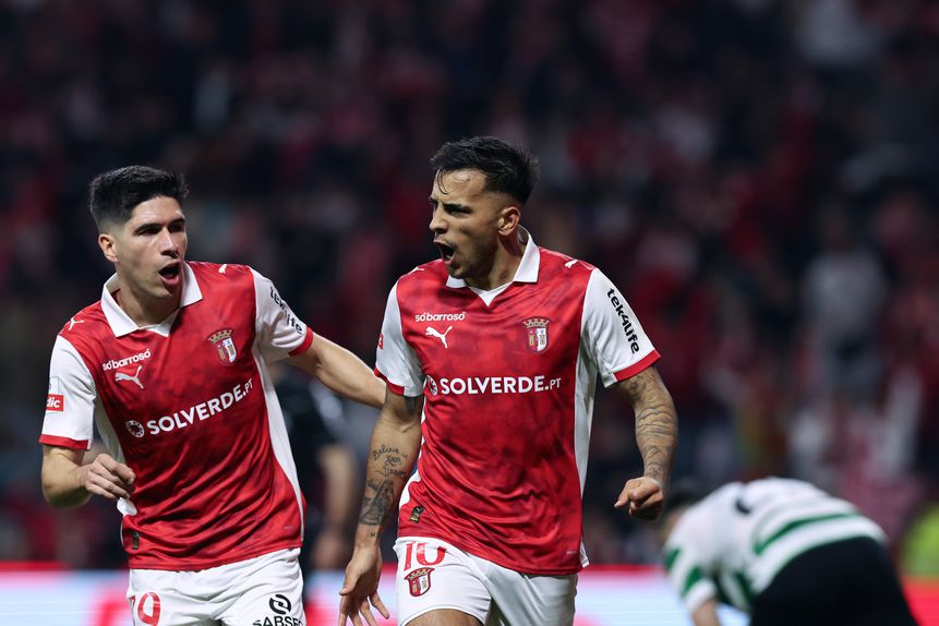 Fran Navarro foi lesto a felicitar Zalazar pelo tento apontado ao Sporting e que valeu um ponto - Foto: Estela Silva/LUSA