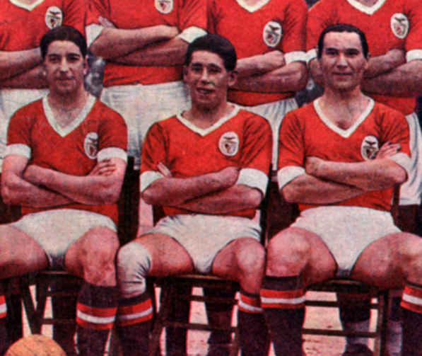 Joaquim Teixeira (Benfica), ao centro - 12 golos em clássicos com o FC Porto no campeonato - Foto: Museu Benfica