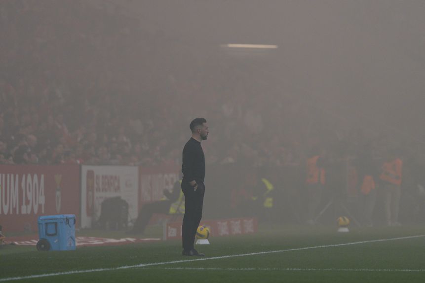Farioli entre o nevoeiro, no Estádio da Luz, no Clássico com o Benfica -  Foto: Bruno de Carvalho/Kapta +