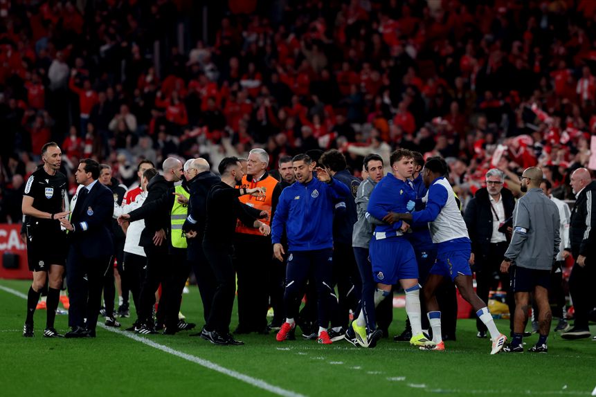 Confusão instalou-se juntos aos bancos depojs do 2-2 - Foto: Catarina Morais/KAPTA+