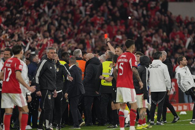 Benfica-FC Porto: Mourinho expulso após golo do empate das águias