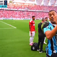 VÍDEO: ex-Benfica mostra como incendiar um dérbi com… uma garrafinha de água