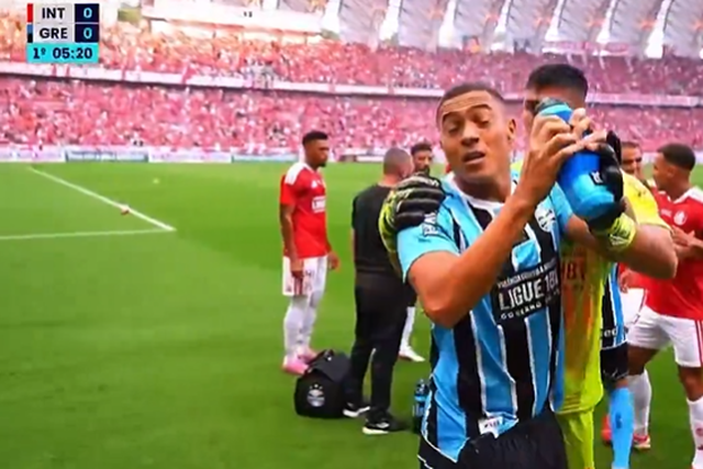 VÍDEO: ex-Benfica mostra como incendiar um dérbi com… uma garrafinha de água