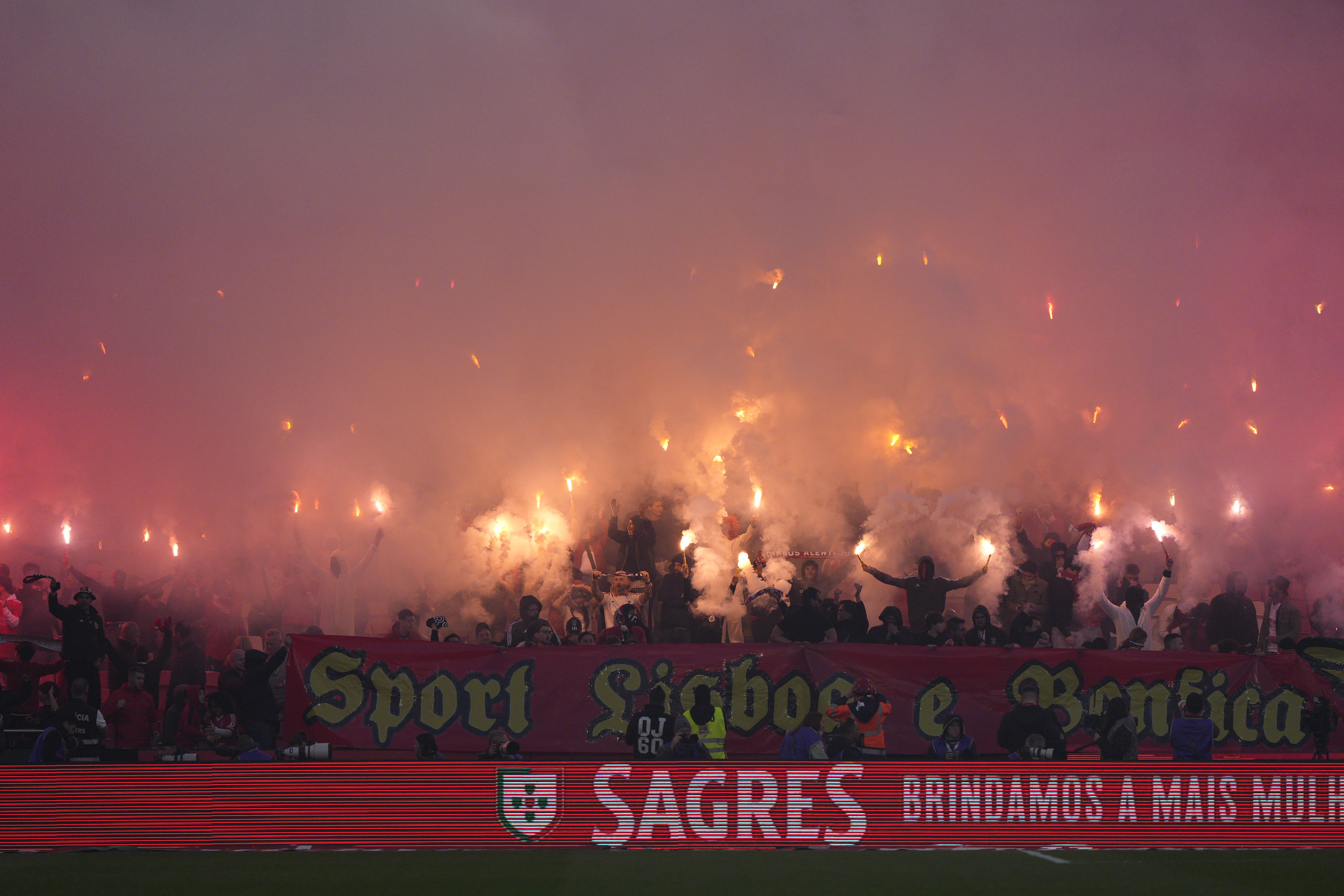 Pirotecnia pautou início do jogo - Foto: Bruno de Carvalho/KAPTA +