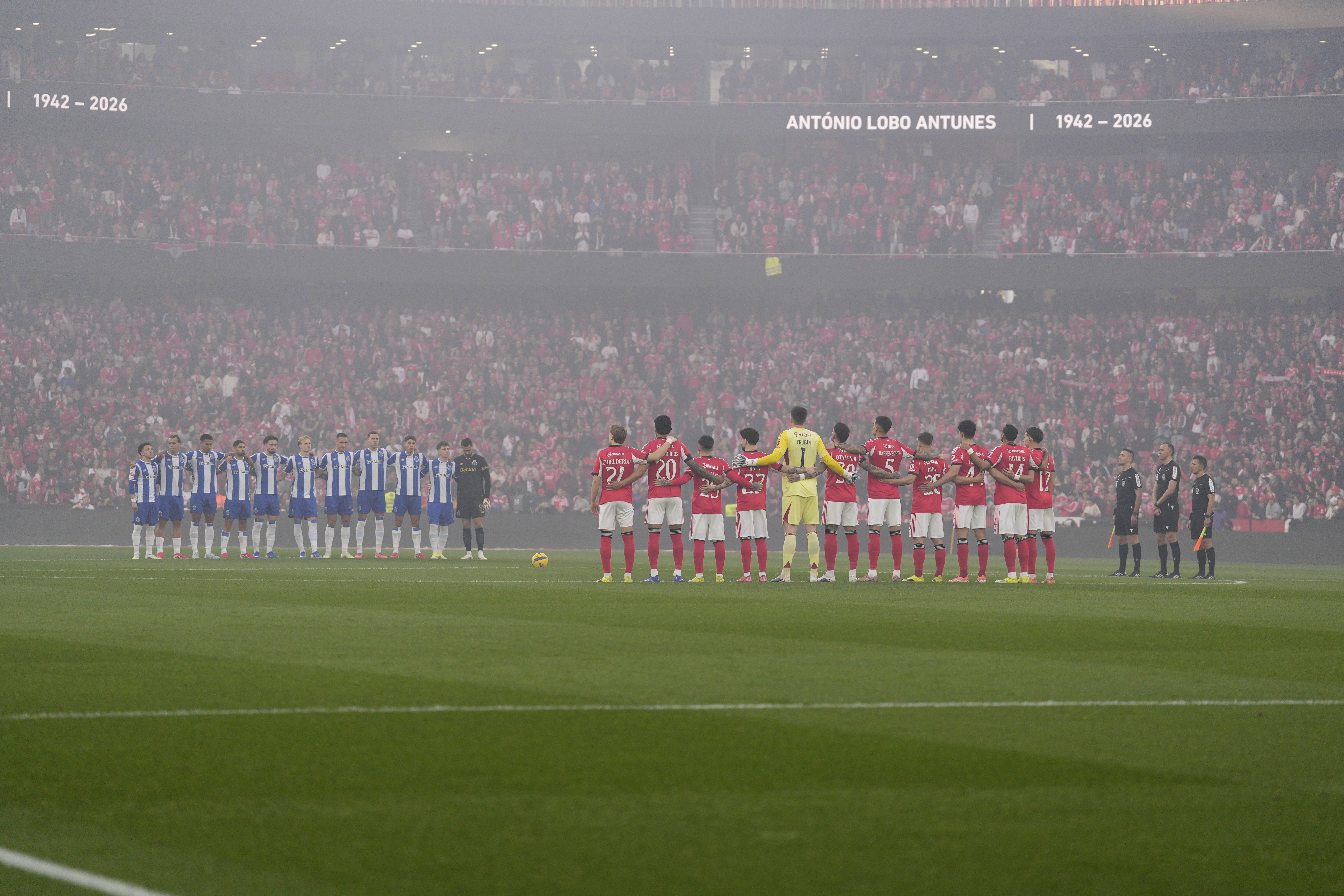 Minuto de silêncio em homenagem a António Lobo Antunes - Foto: Bruno de Carvalho/KAPTA +