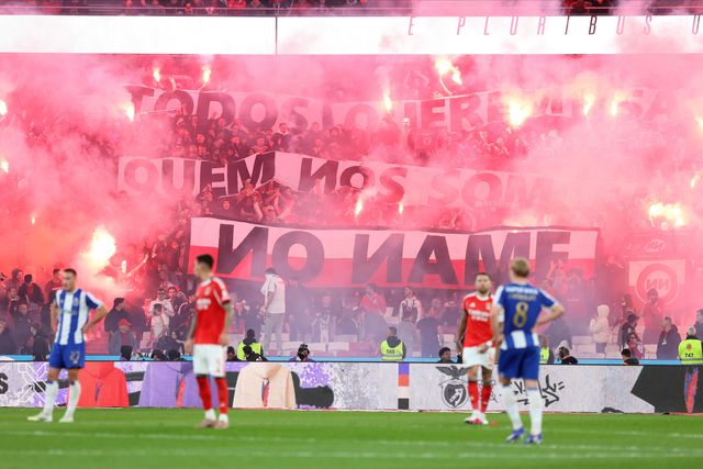 Claque do Benfica montou 'estendal' com adereços queimados do FC Porto