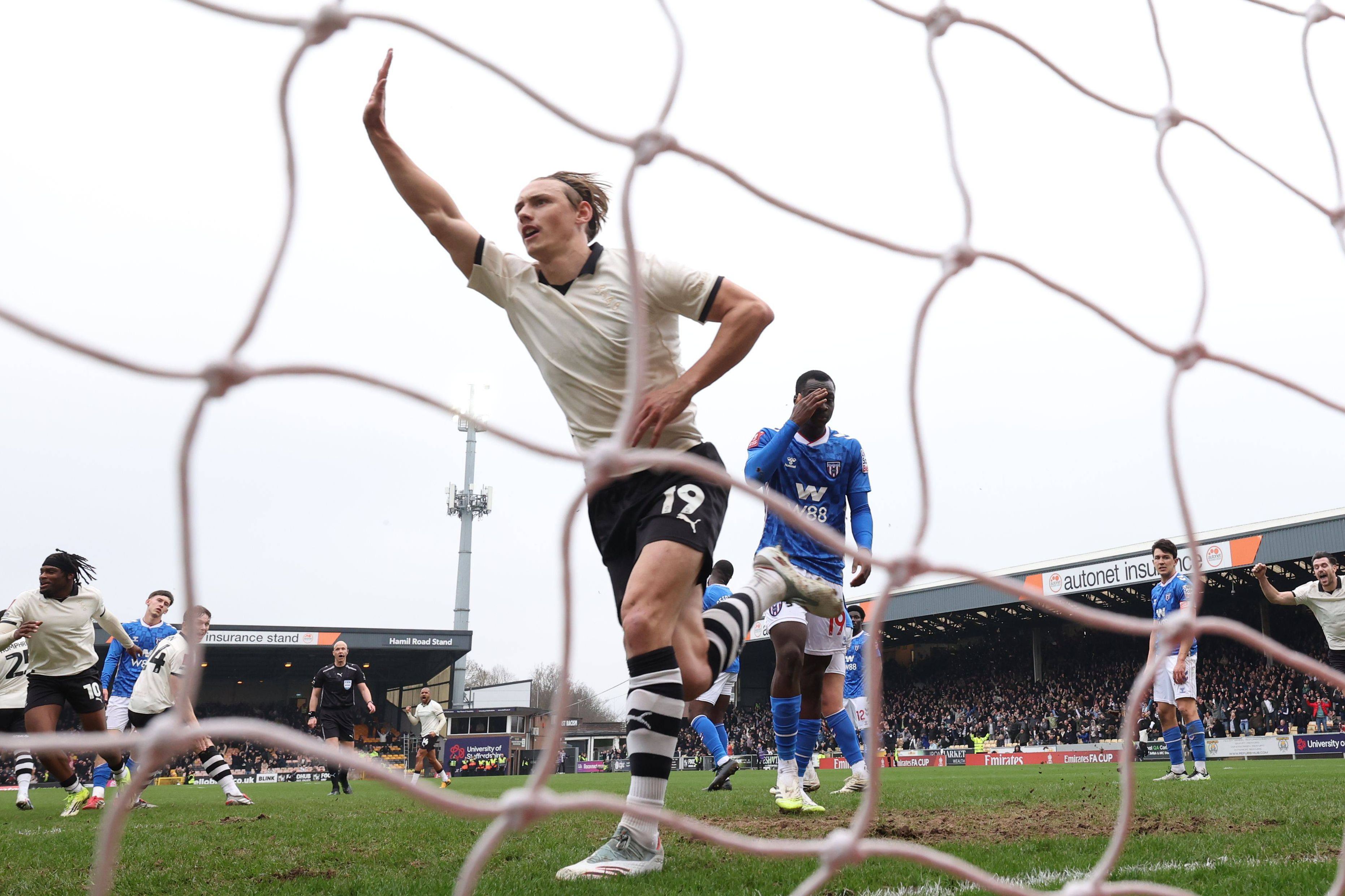 Ben Waine, adepto do rival Newcastle, imitou o festejo de Shearer