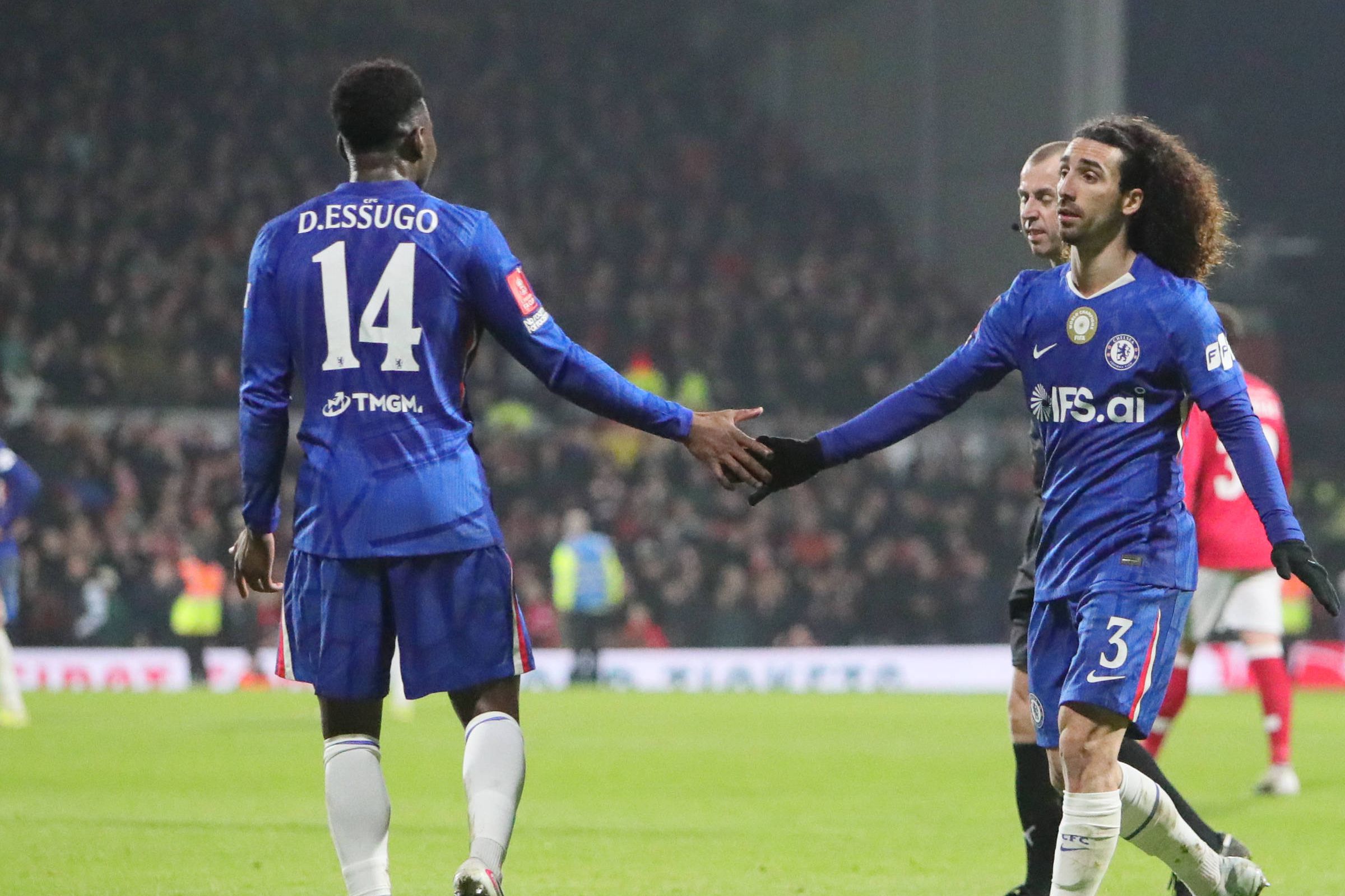 Dário Essugo a cumprimentar Cucurella no Wrexham-Chelsea