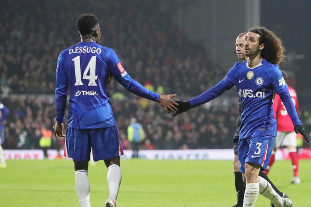 Dário Essugo a cumprimentar Cucurella no Wrexham-Chelsea