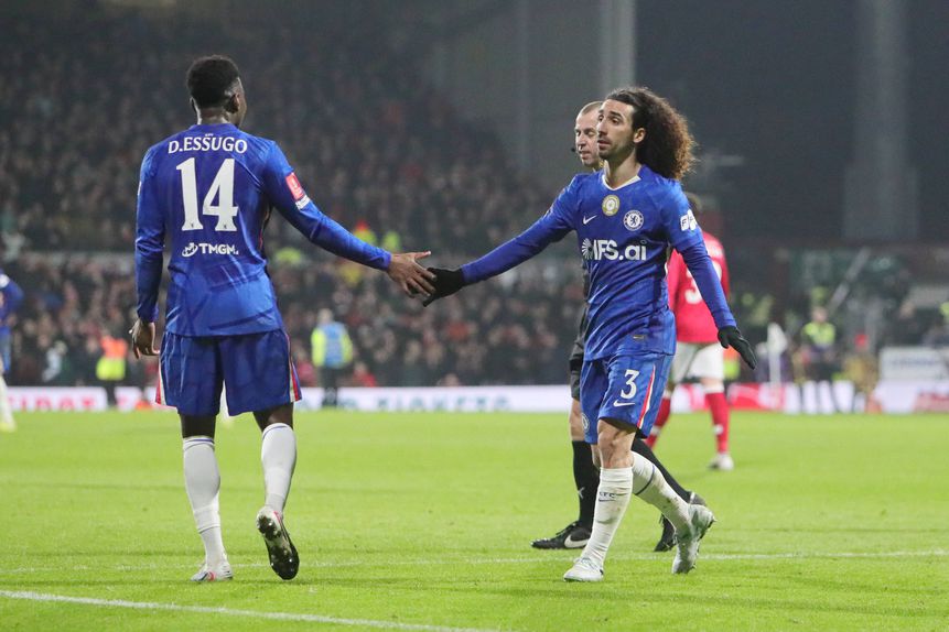 Dário Essugo a cumprimentar Cucurella no Wrexham-Chelsea