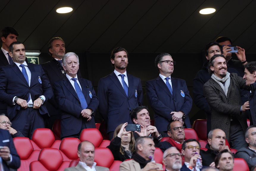 André Villas-Boas entre António Tavares e José Pedro Pereira da Costa - Foto: Bruno de Carvalho/KAPTA+