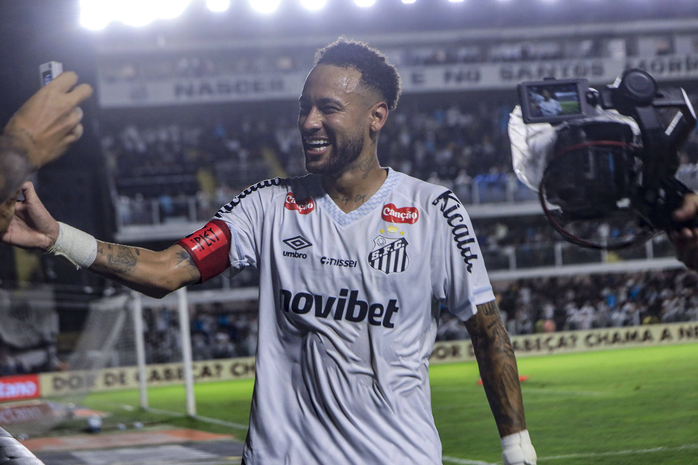 Neymar a cumprimentar os adeptos do Santos após um jogo