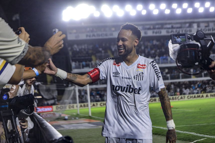Neymar a cumprimentar os adeptos do Santos após um jogo