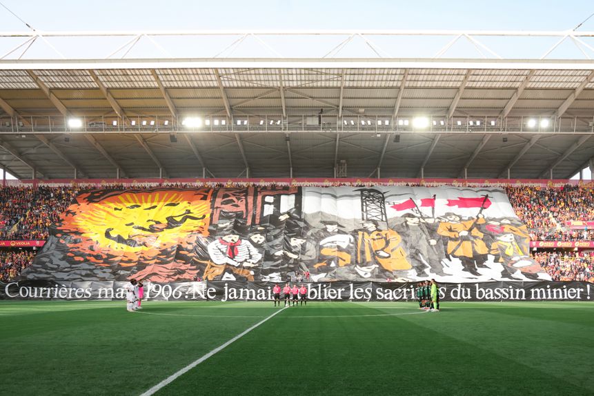 Tarja de homenagem aos mineiros. Foto X/Ligue 1