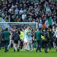 Adeptos do Celtic invadiram o relvado após eliminarem o rival Rangers