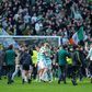 Adeptos do Celtic invadiram o relvado após eliminarem o rival Rangers
