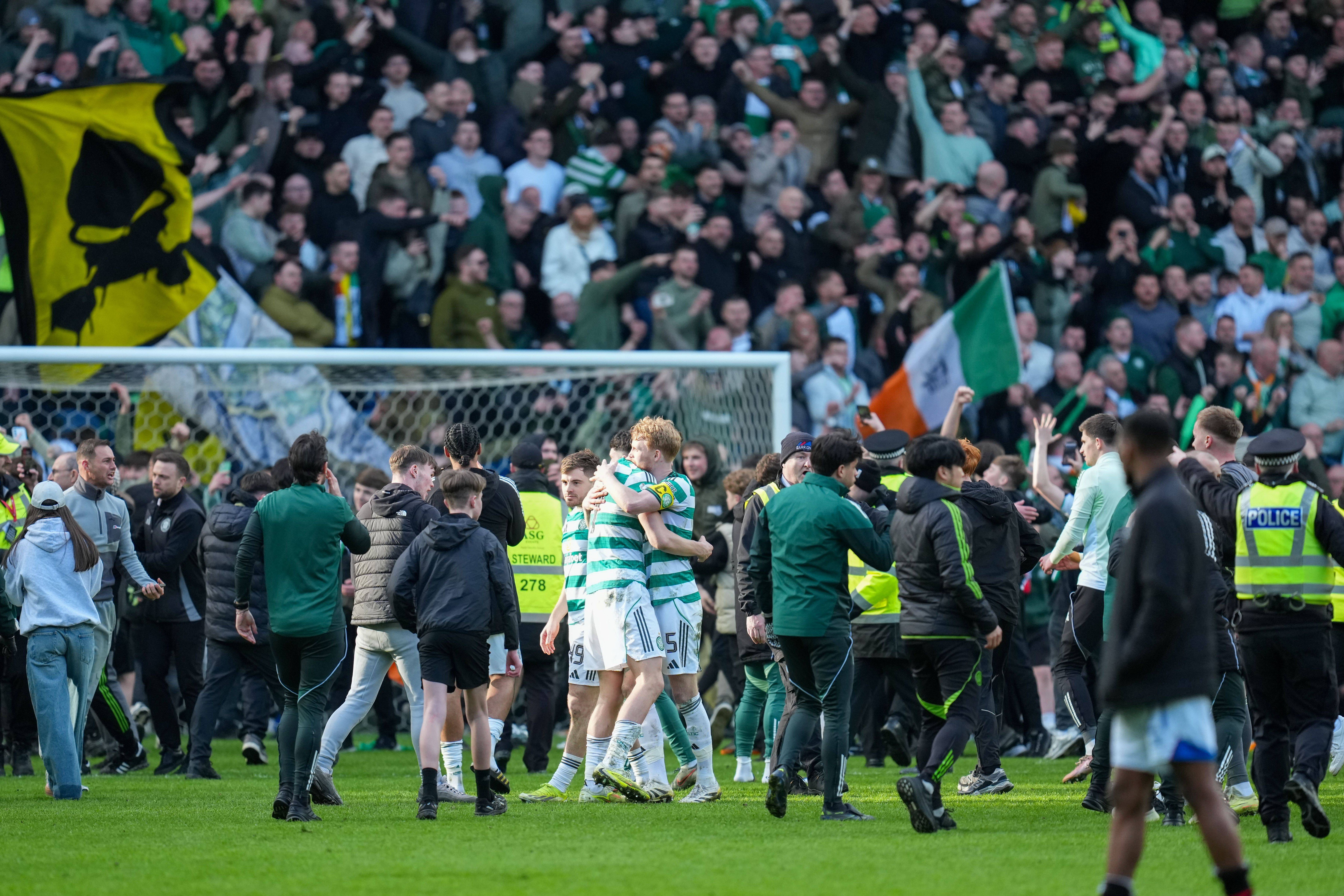 Adeptos do Celtic invadiram o relvado após eliminarem o rival Rangers
